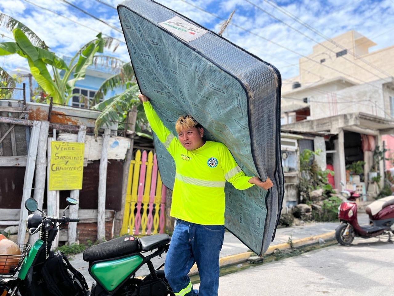 Gobierno Municipal de Isla Mujeres previene el dengue a través del Programa Permanente de Descacharrización