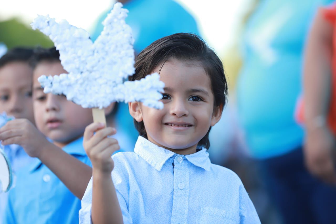 Atenea Gómez Ricalde encabeza tradicional Desfile de las Naciones Unidas en Isla Mujeres