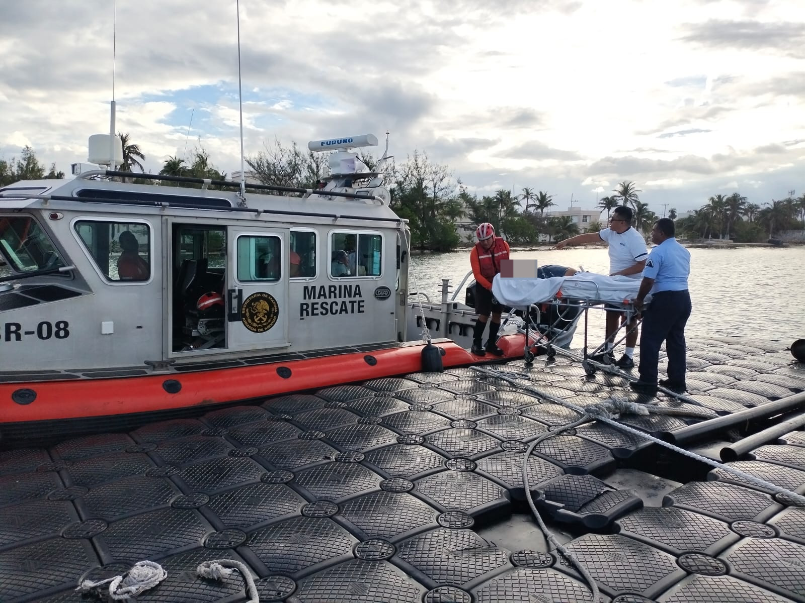 Marina realiza dos traslados vía marítima en apoyo a hospital Comunitario de Isla Mujeres