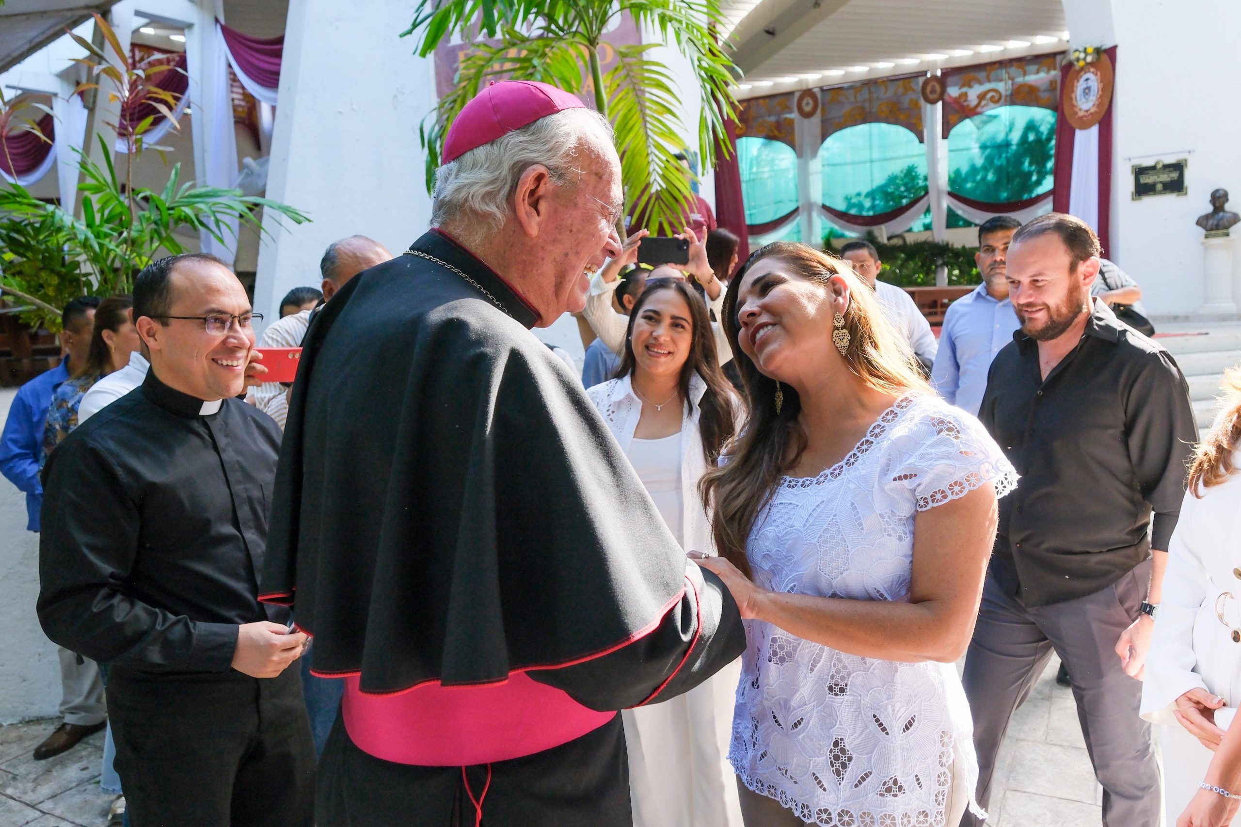 Mara Lezama y Monseñor Pedro Pablo Elizondo testigos del inicio de la Nueva Catedral de Cancún