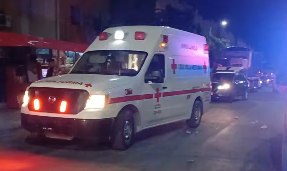 Balean a un hombre en un tianguis de Cancún