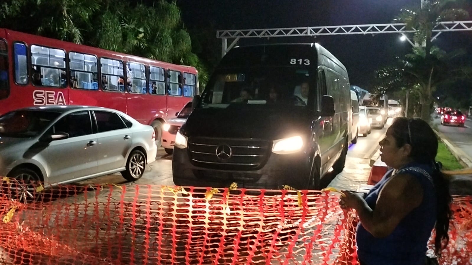 Cierran Madres Buscadoras la avenida Tulum de Cancún, luego de retiro de lonas y fichas