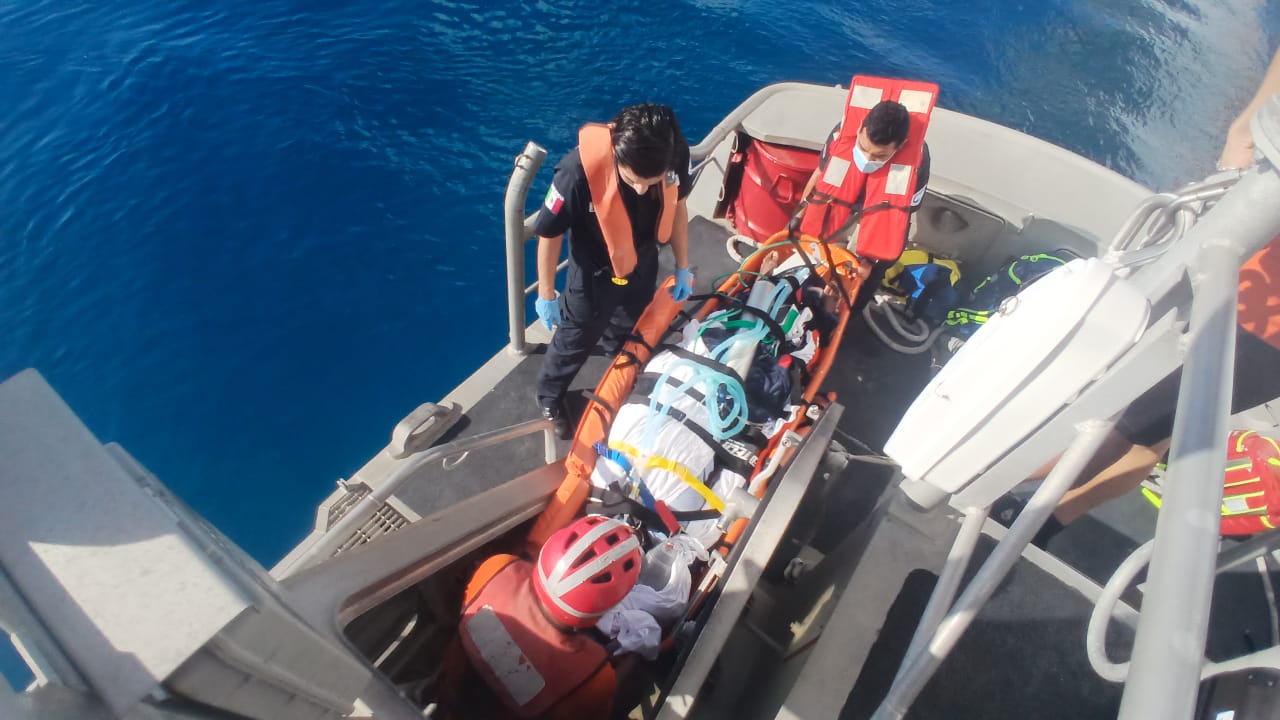 Marina realiza evacuación médica de una persona que se encontraba a bordo de un crucero, frente a costas de Isla Mujeres, Quintana Roo