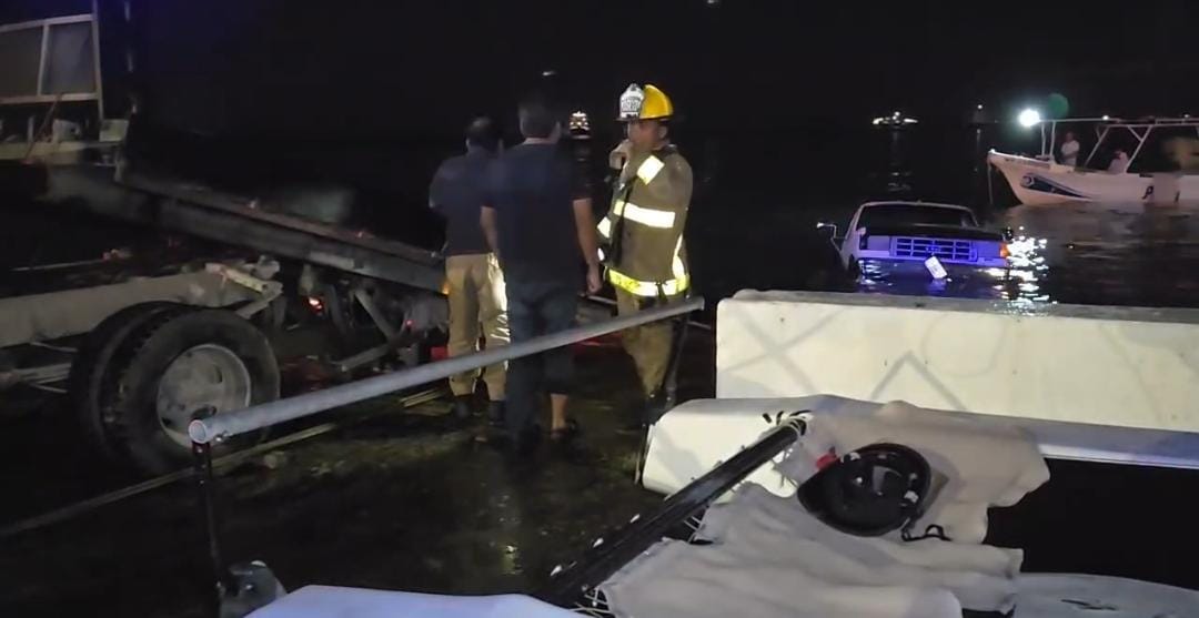 Cae camioneta al mar en rampa de Sedena en Cozumel; intentan rescatarla