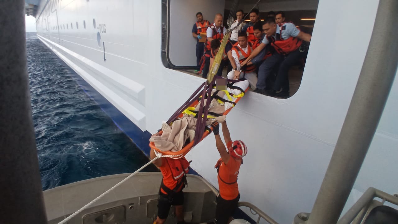 Marina realiza evacuación médica de dos personas que se encontraban a bordo de un crucero, frente a costas de Isla Mujeres, Quintana Roo