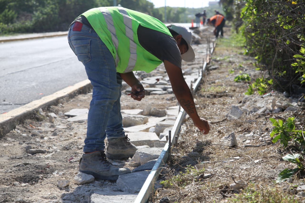 Avanza la transformación de Isla Mujeres con obras de rehabilitación de banquetas