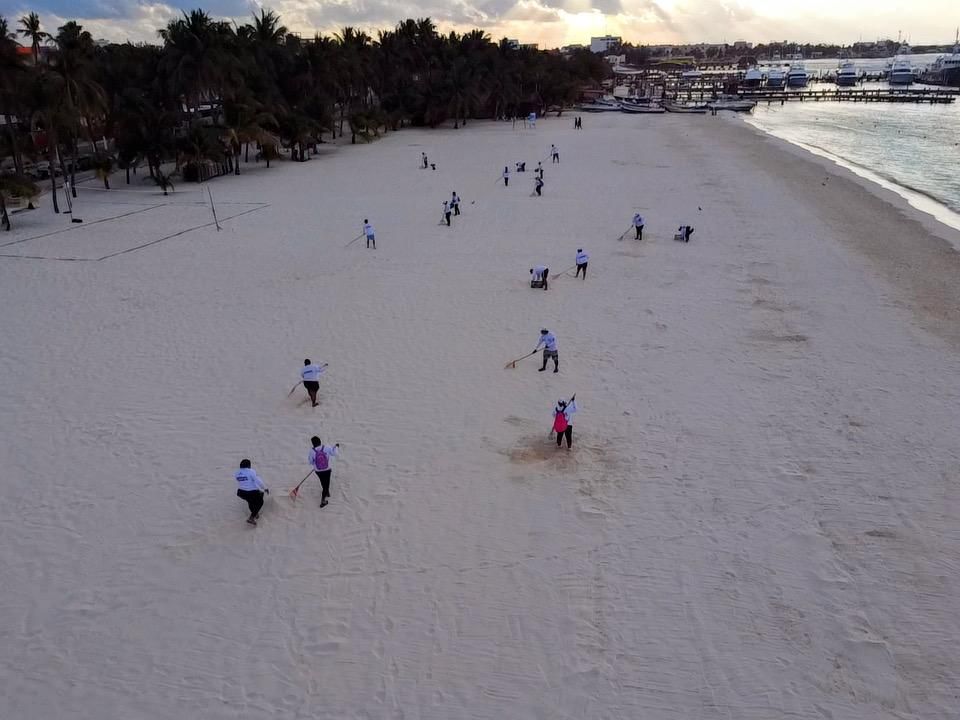 Gobierno Municipal refuerza limpieza de playas a través de Zofemat Isla Mujeres