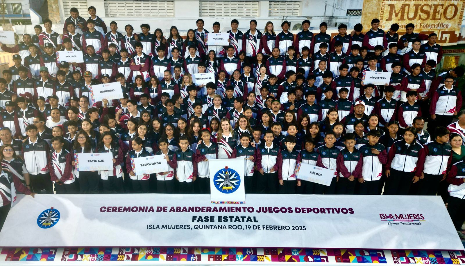 Atenea Gómez Ricalde abandera y entrega uniformes a delegación de atletas de Isla Mujeres