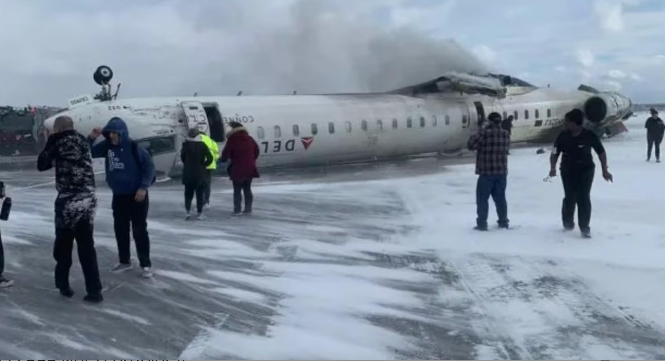 8 heridos en accidente de Avión de Delta Air Lines (se vuelca al aterrizar en el aeropuerto de Toronto)