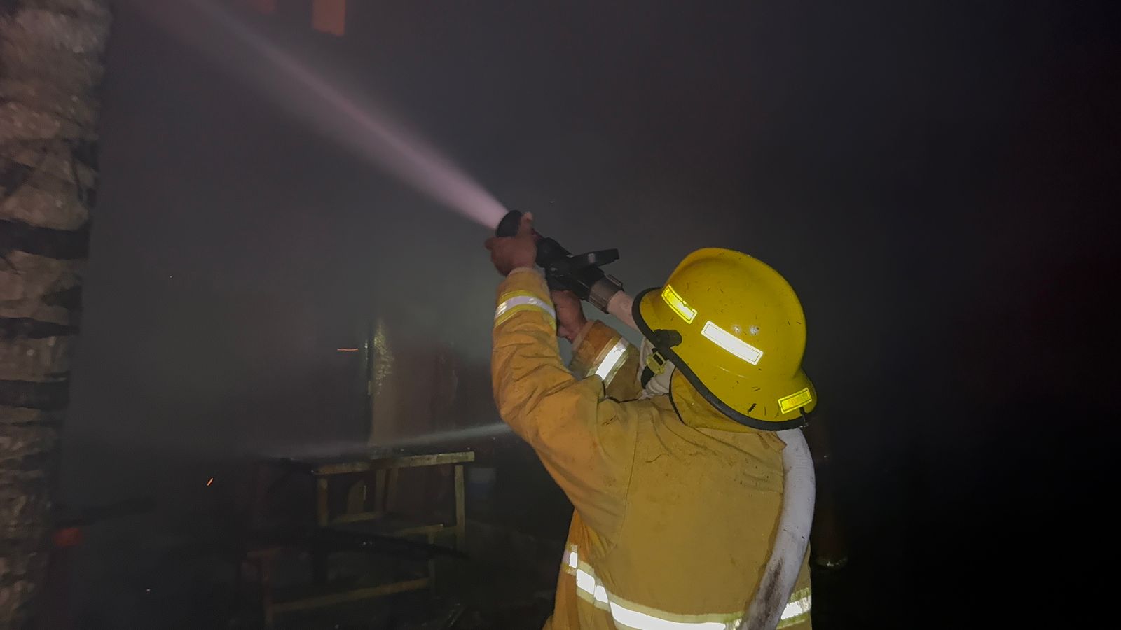 Cuerpo de Bomberos sofoca incendio en Villa sobre la carretera del Mar Caribe