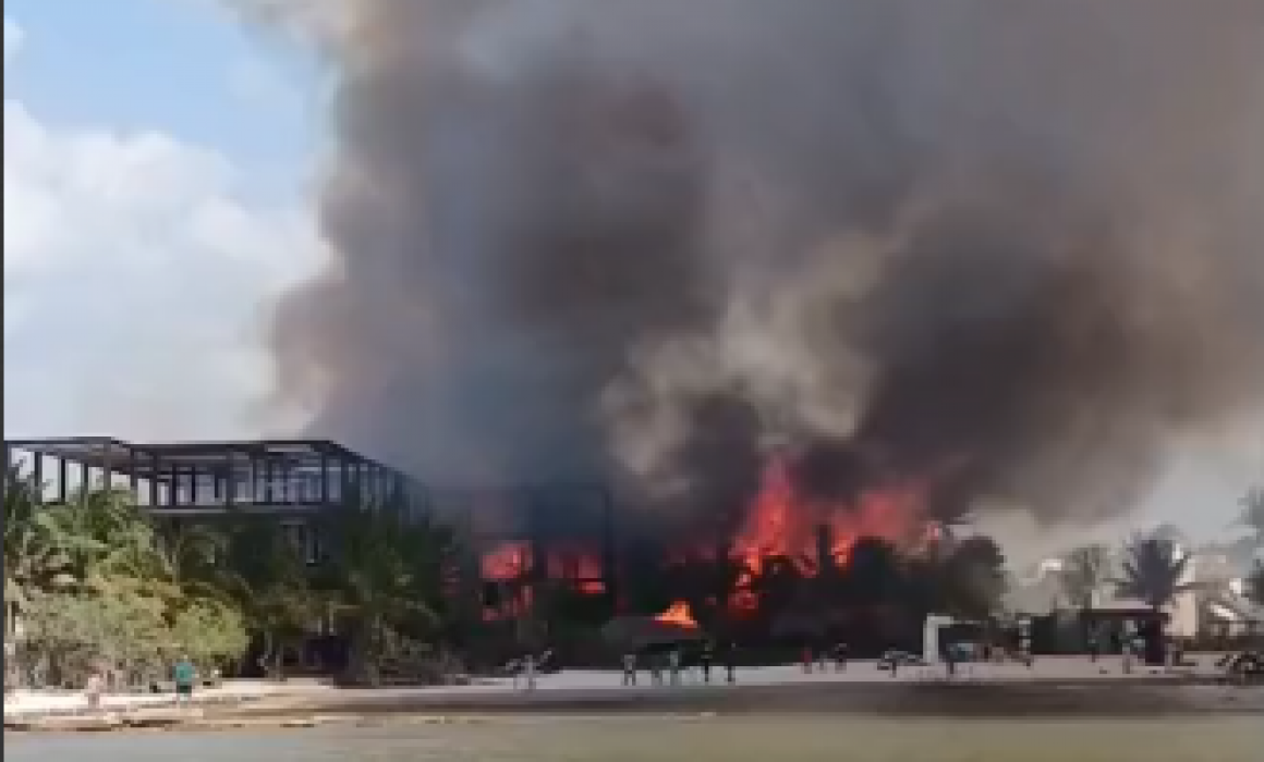 Surge incendio de grandes dimensiones en Holbox