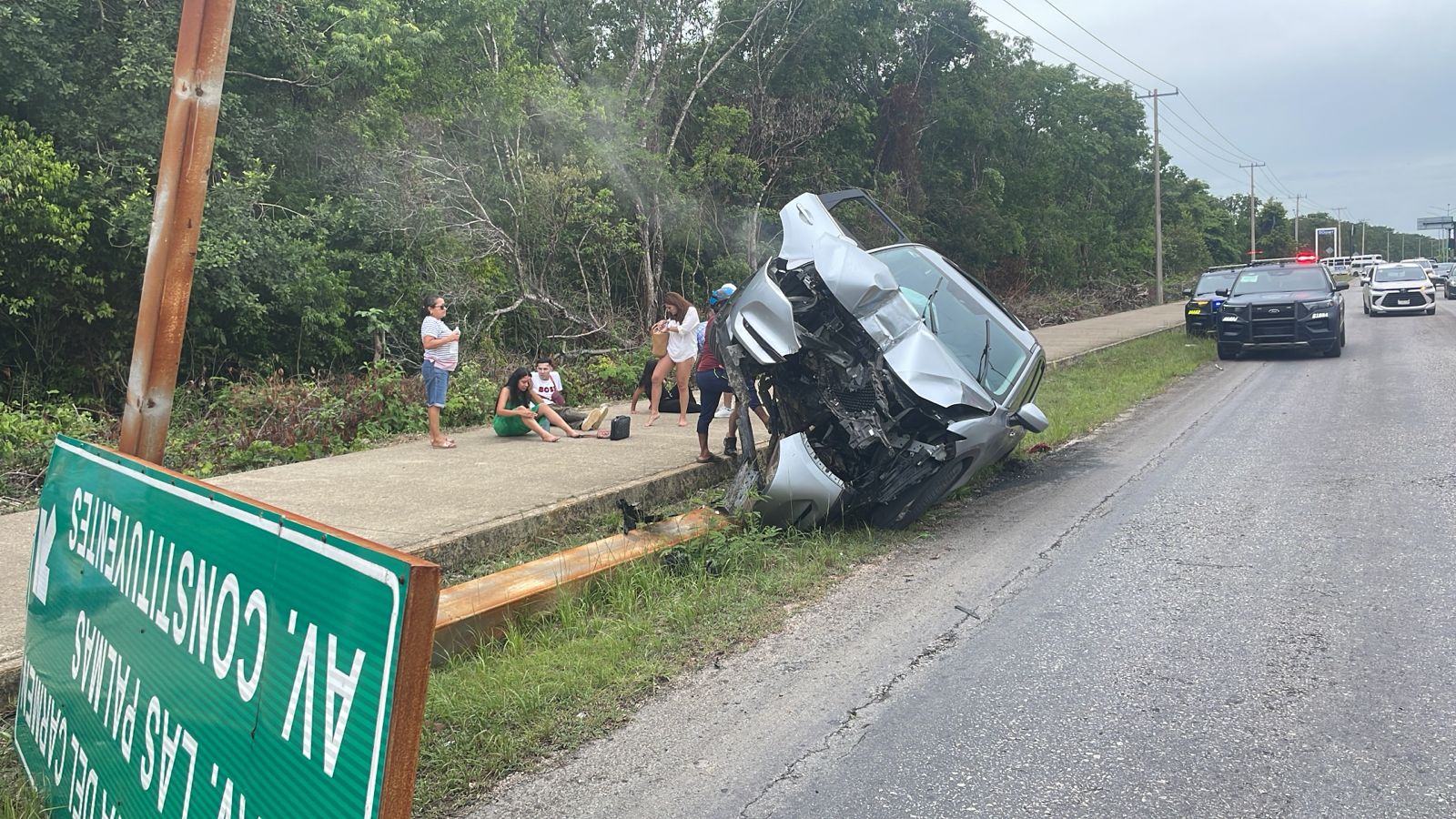 Choca coche contra poste de señalización y quedan 5 personas heridas, en Playa del Carmen