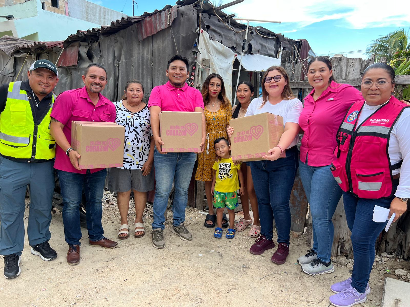 Gobierno de Atenea Gómez Ricalde concluye entrega casa por casa de Isleña de Corazón